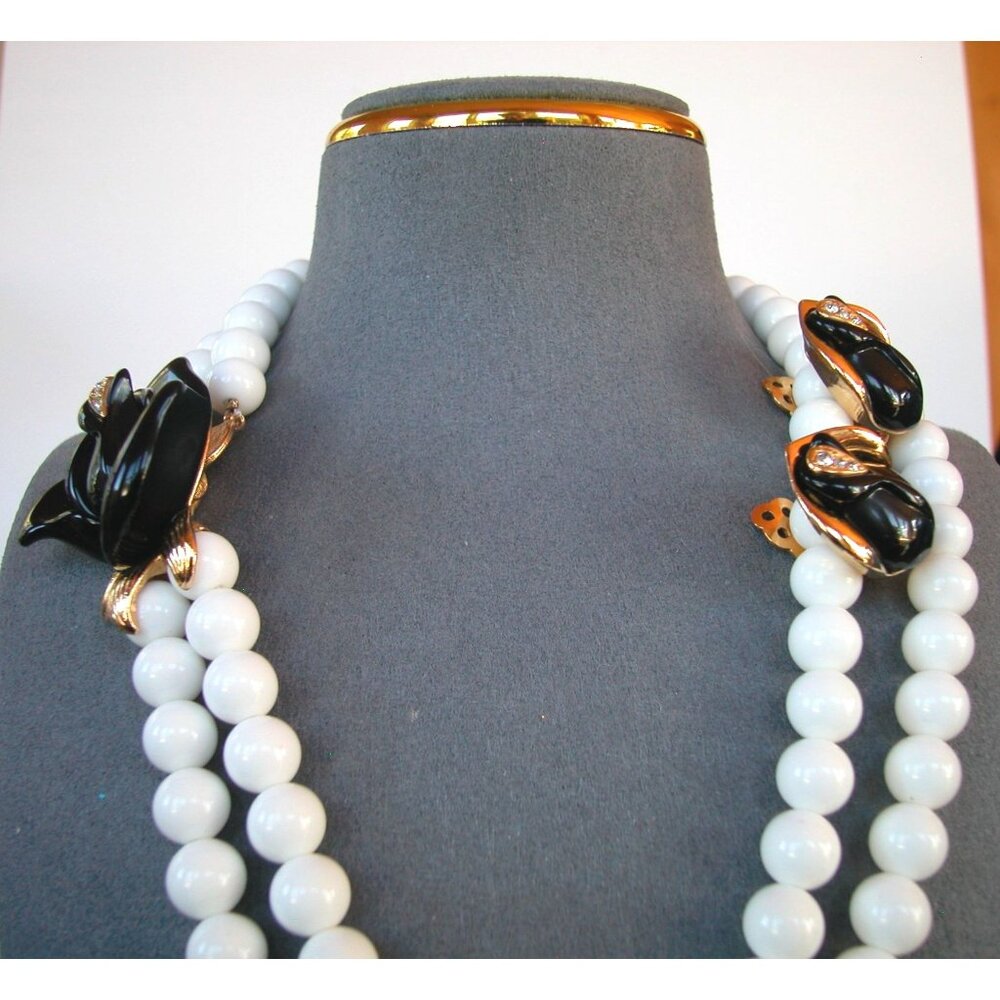 VINTAGE  KJL FOR AVON NECKLACE & EARRINGS BLACK LILY FLOWER/FAUX PEARLS